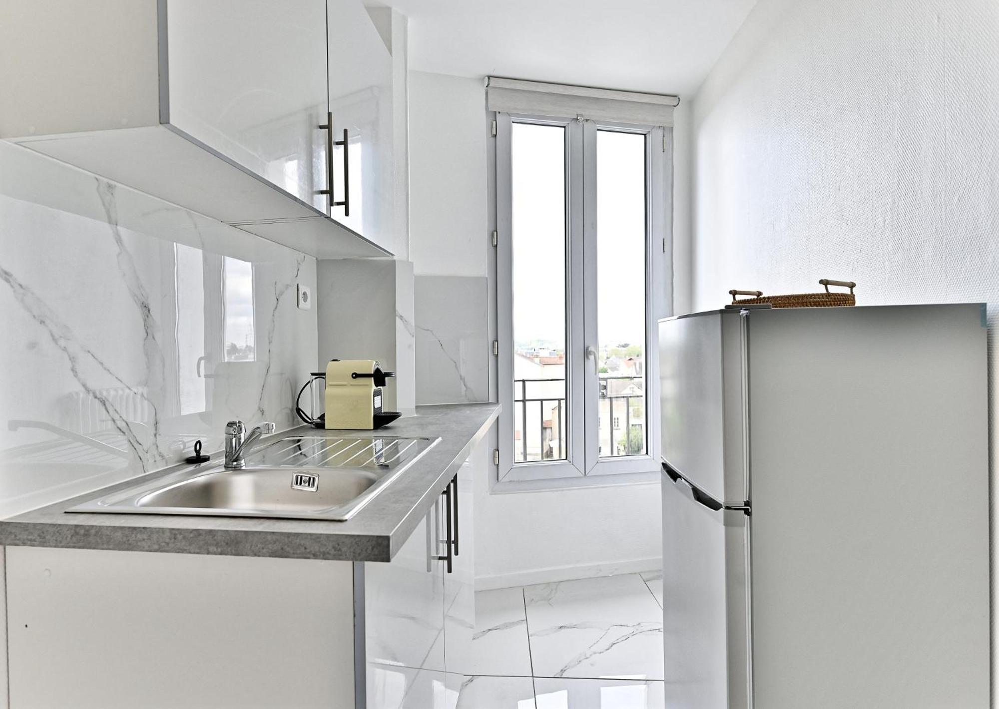 Moderne Proche Paris - *
